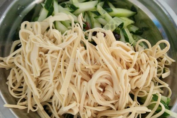 凉拌黄瓜干豆腐丝的做法图解2