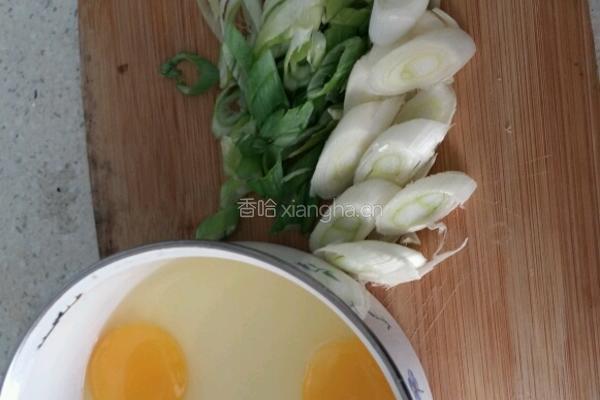大葱炒鸡蛋的做法图解1