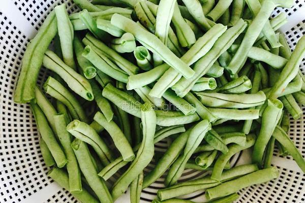 猪肉皮炖豆角、土豆～的做法图解1