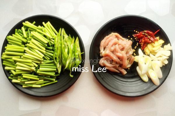 蒜薹炒肉丝的做法图解2