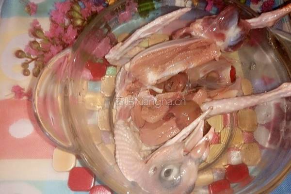 清炖乳鸽汤的做法图解1