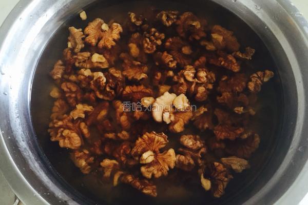 芹菜炒核桃仁的做法图解2