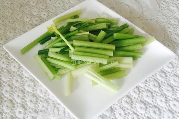 芹菜炒核桃仁的做法图解5