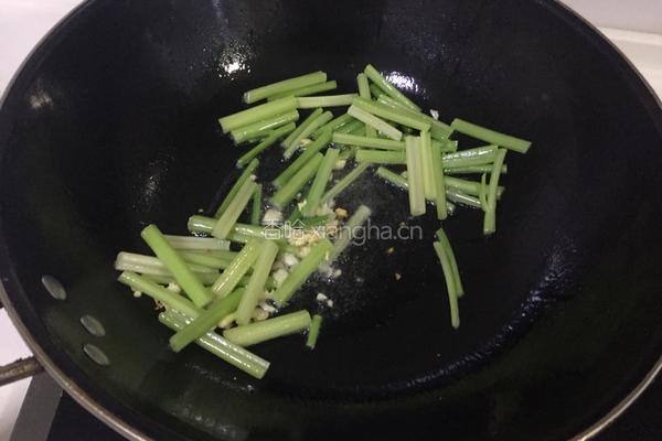 芹菜炒核桃仁的做法图解7