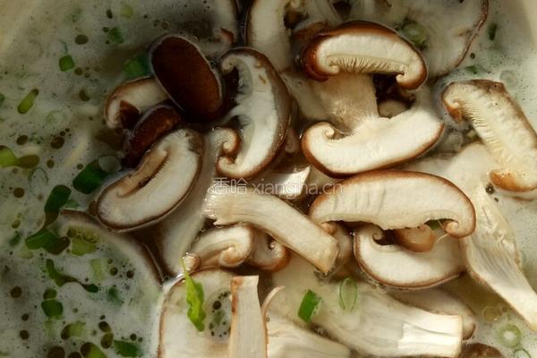 鸡汤蔬菜香菇面的做法图解4