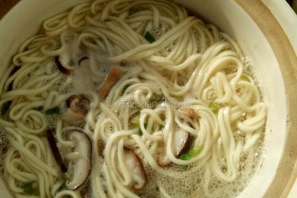 鸡汤蔬菜香菇面的做法图解5