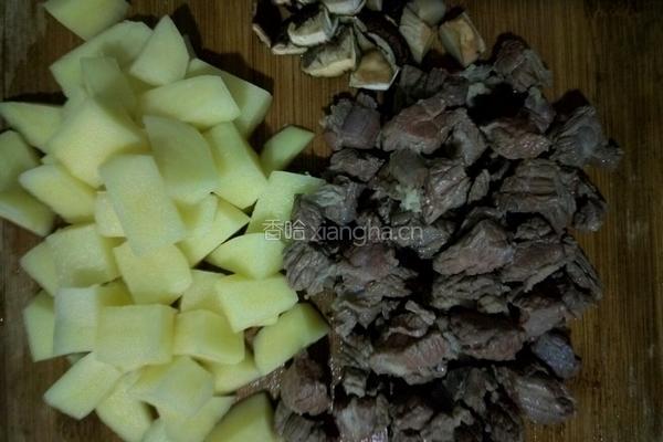 牛肉土豆香菇饭的做法图解1