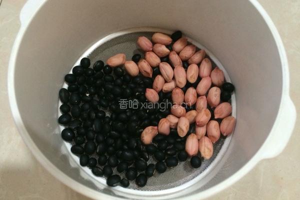 黑豆花生豆浆的做法图解1