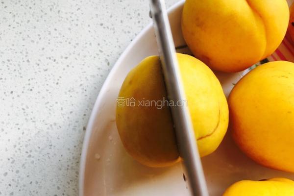 黄桃罐头的做法图解2
