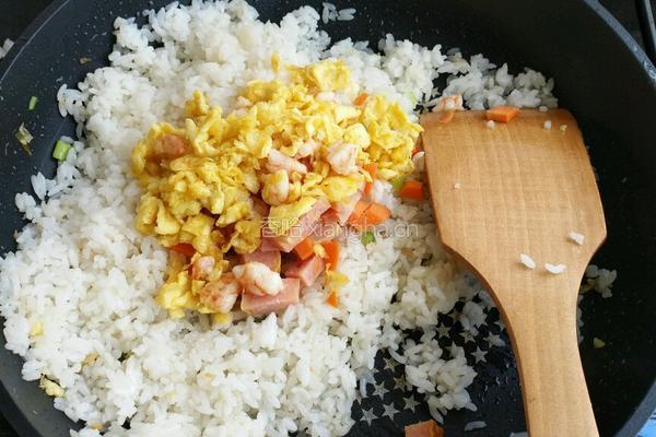 鸡蛋虾仁火腿炒饭的做法图解10