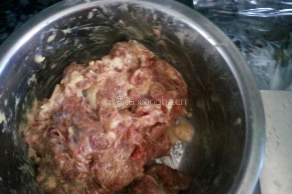 泡椒酸萝卜牛肉片的做法图解1