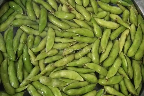 水煮毛豆的做法图解1
