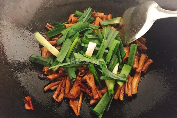 蒜苗炒鸭郡把的做法图解7