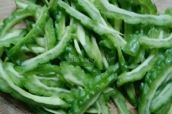 凉拌苦瓜的做法图解1