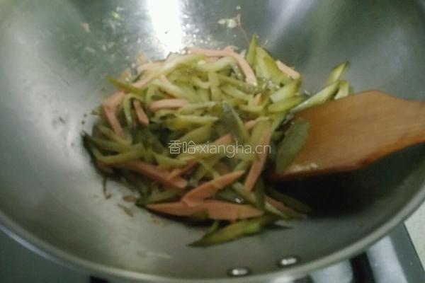 酸黄瓜炒火腿的做法图解4