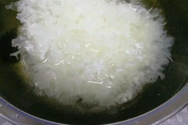 银耳羹的做法图解2