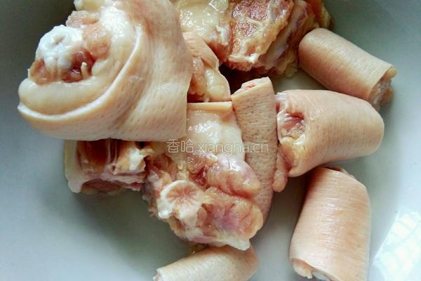 鹌鹑蛋猪尾煲的做法图解2