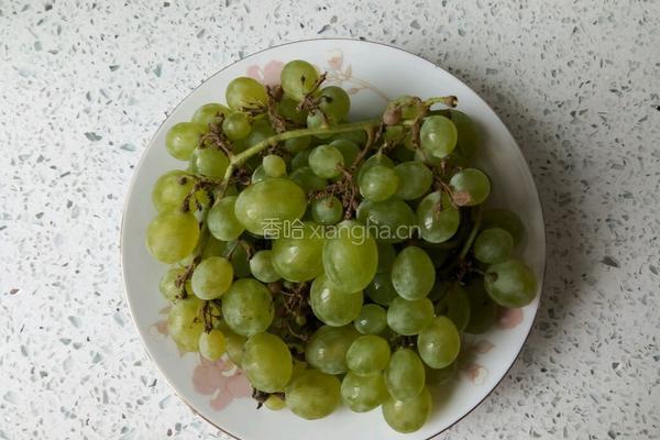 鲜榨葡萄汁的做法图解1