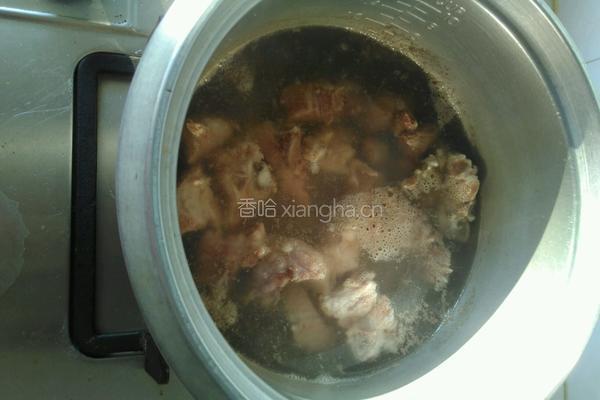 木耳菱角玉米骨头汤的做法图解3