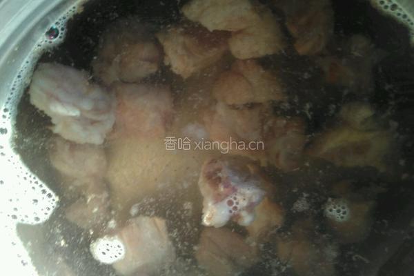 木耳菱角玉米骨头汤的做法图解4