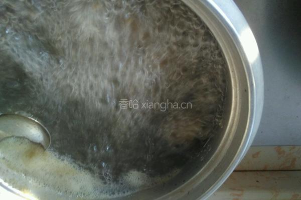 木耳菱角玉米骨头汤的做法图解5