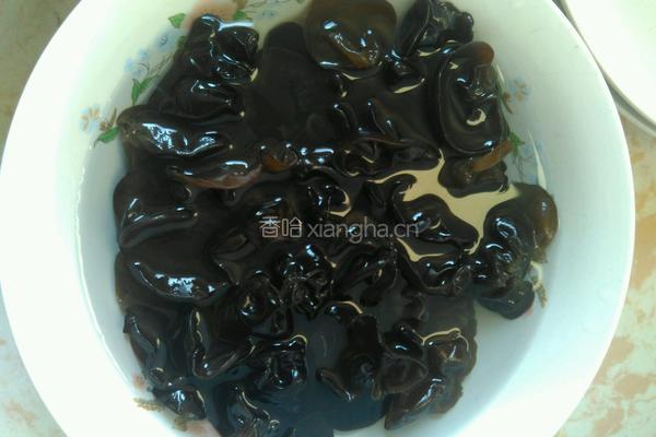 木耳菱角玉米骨头汤的做法图解7
