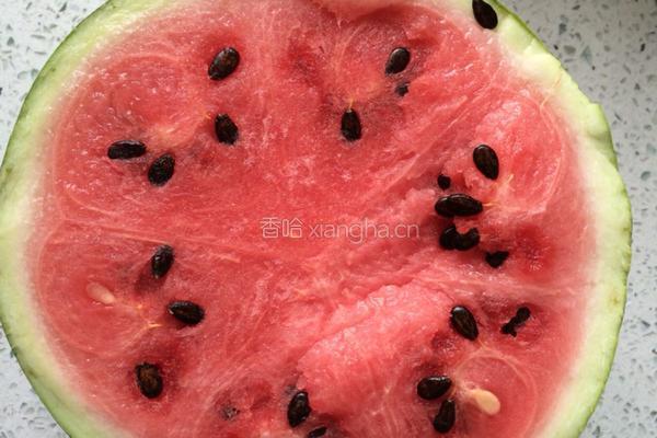 榨西瓜汁的做法图解1