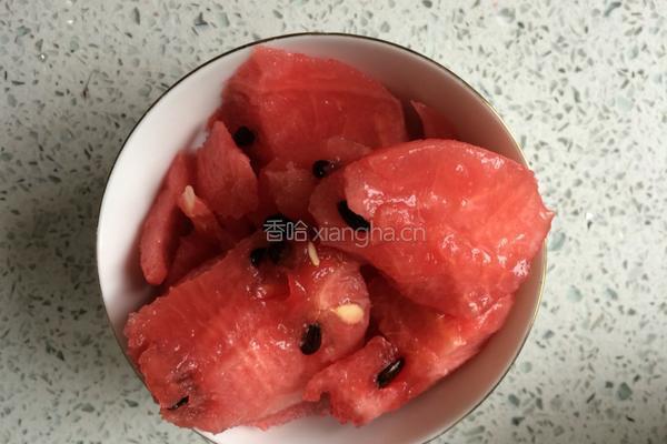 榨西瓜汁的做法图解2