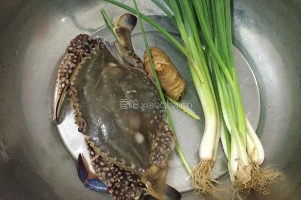 葱姜炒蟹的做法图解1