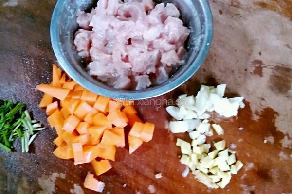 毛豆炒肉的做法图解2