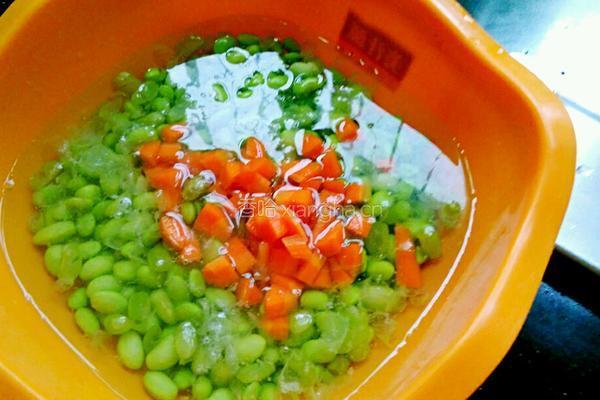 毛豆炒肉的做法图解3