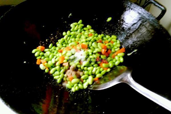 毛豆炒肉的做法图解7