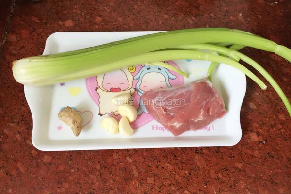 西芹炒肉的做法图解1