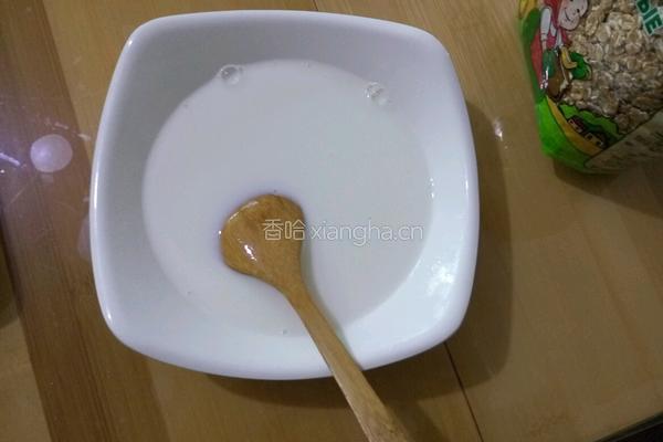 牛奶燕麦粥的做法图解1