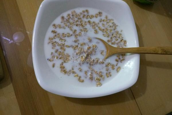 牛奶燕麦粥的做法图解2