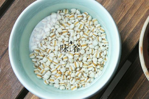 紅豆薏米粥的做法图解2