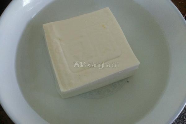 凉拌皮蛋豆腐的做法图解1