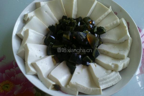 凉拌皮蛋豆腐的做法图解3
