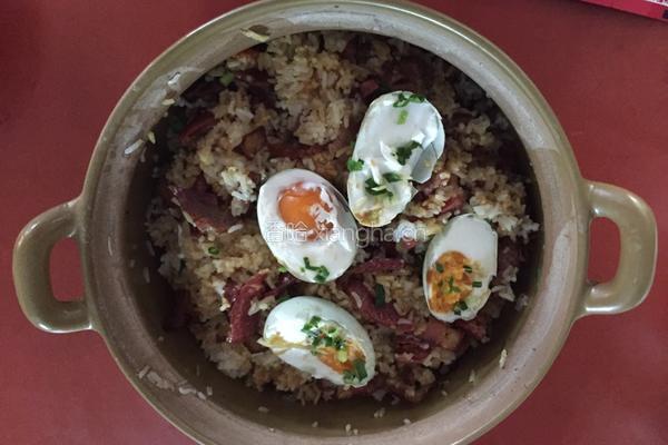 腊肉、腊肠、叉烧、咸蛋煲仔饭的做法图解4