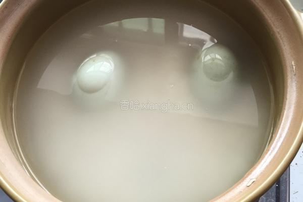 腊肉、腊肠、叉烧、咸蛋煲仔饭的做法图解1