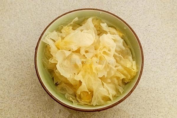 银耳红枣汤的做法图解2