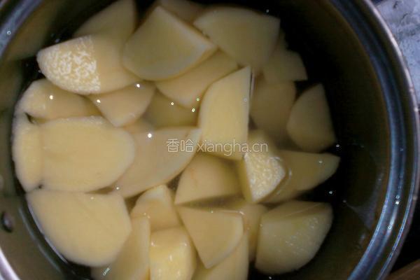 土豆炖圆茄子的做法图解2