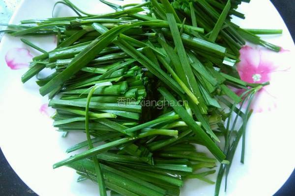 绿豆芽炒韭菜的做法图解2