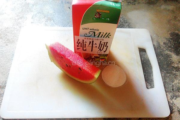 西瓜奶昔的做法图解1
