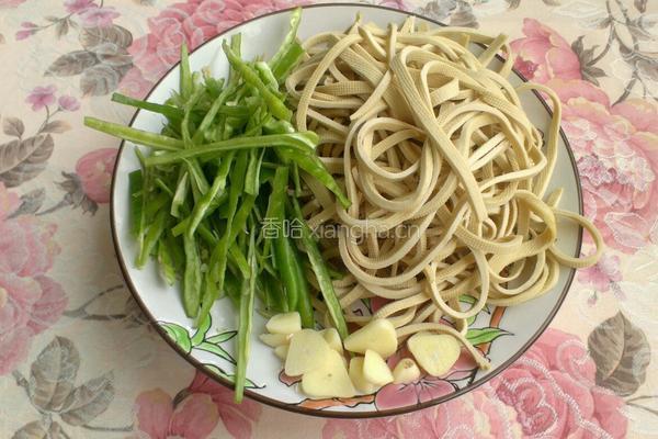 青椒豆腐皮的做法图解2