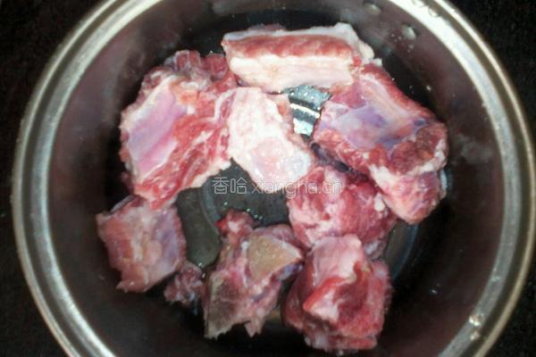 土豆炖排骨的做法图解1
