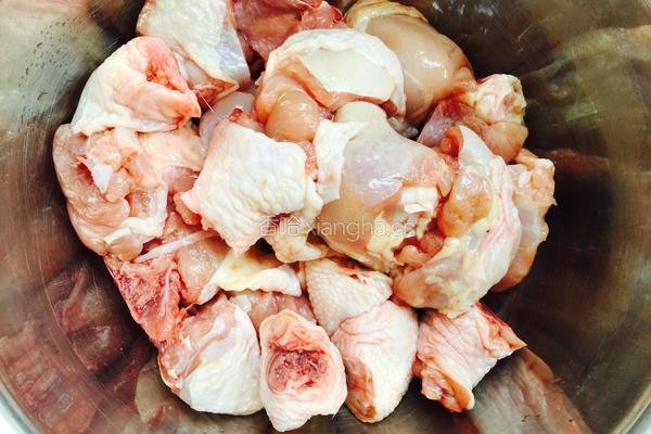 土豆烧鸡腿的做法图解1