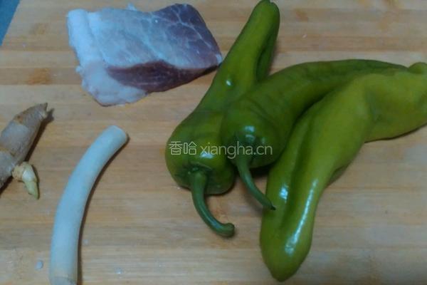尖椒炒肉的做法图解1