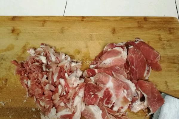 猪肉韭菜鸡蛋水饺的做法图解1