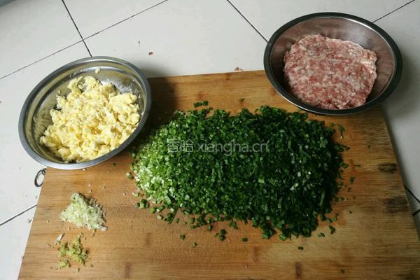 猪肉韭菜鸡蛋水饺的做法图解2